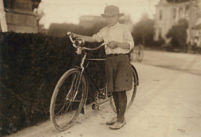 Luther Wharton, 12 Jahre alt, liefert nach der Schule von 16 bis Mitternacht Medikamente (auch in Rotlichtviertel) für Sommers Drug Store in San Antonio, Texas, und verdient 5 Dollar pro Woche, 1913 von Lewis Wickes Hine